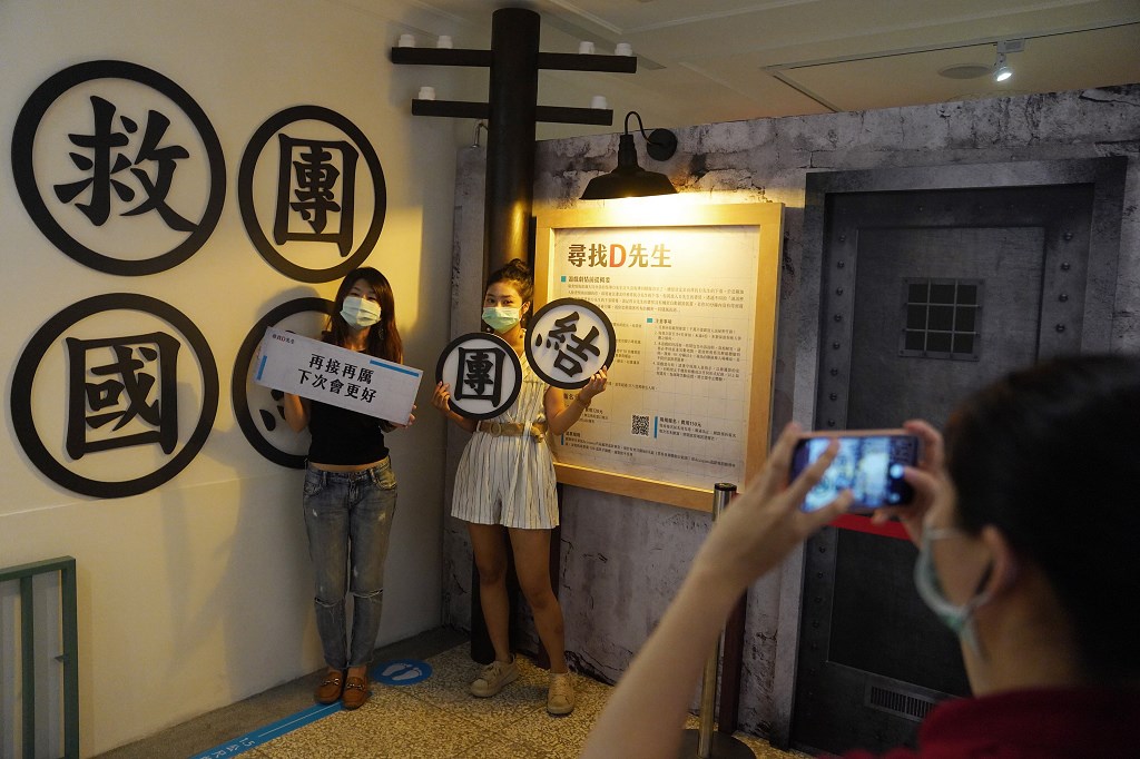 實際玩一遭,要從密室逃脫沒那麼容易,文化+採訪團逃脫失敗。(攝影:徐肇昌)