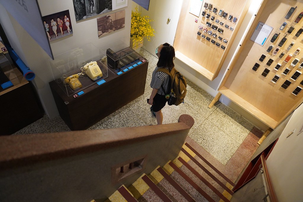 迪化二〇七博物館展示的「老」物件,吸引年輕人關注。(攝影:徐肇昌)