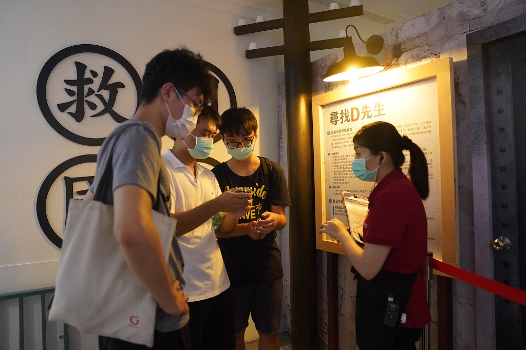 密室逃脫近年廣泛運用在博物館界,迪化二〇七博物館配合《你說—我收到》通訊特展,設計「尋找D先生」密室逃脫遊戲,吸引許多年輕人入館。(攝影:徐肇昌)