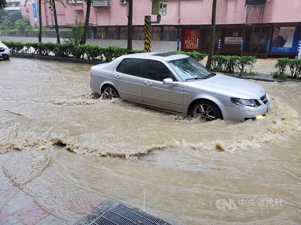 受旺盛對流雲系影響,基隆市區多處路段13日傳出淹水災情,深及半輪胎高。(讀者提供)中央社記者沈如峰基隆傳真 109年9月13日