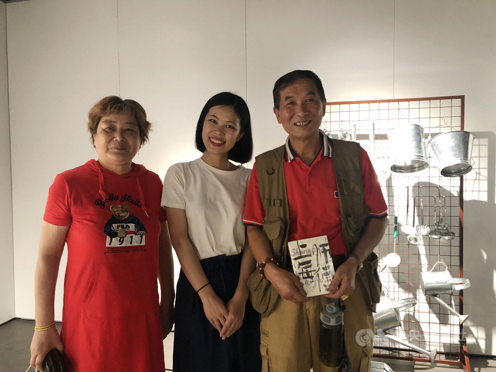 「上海師傅」一書作者周祺(中)與書中收錄的打鐵鍋師傅陶情健(右)。中央社記者張淑伶上海攝 109年9月13日