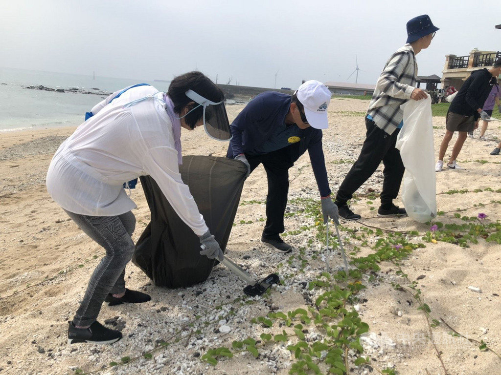 全國漁民節系列活動將首度移師澎湖舉辦,澎湖區漁會13日舉行菓葉海域淨灘活動,共清理出253公斤海漂廢棄物,大都是廢棄漁網、保麗龍、浮球占多數,其中還有粗大的纜繩。中央社 109年9月13日