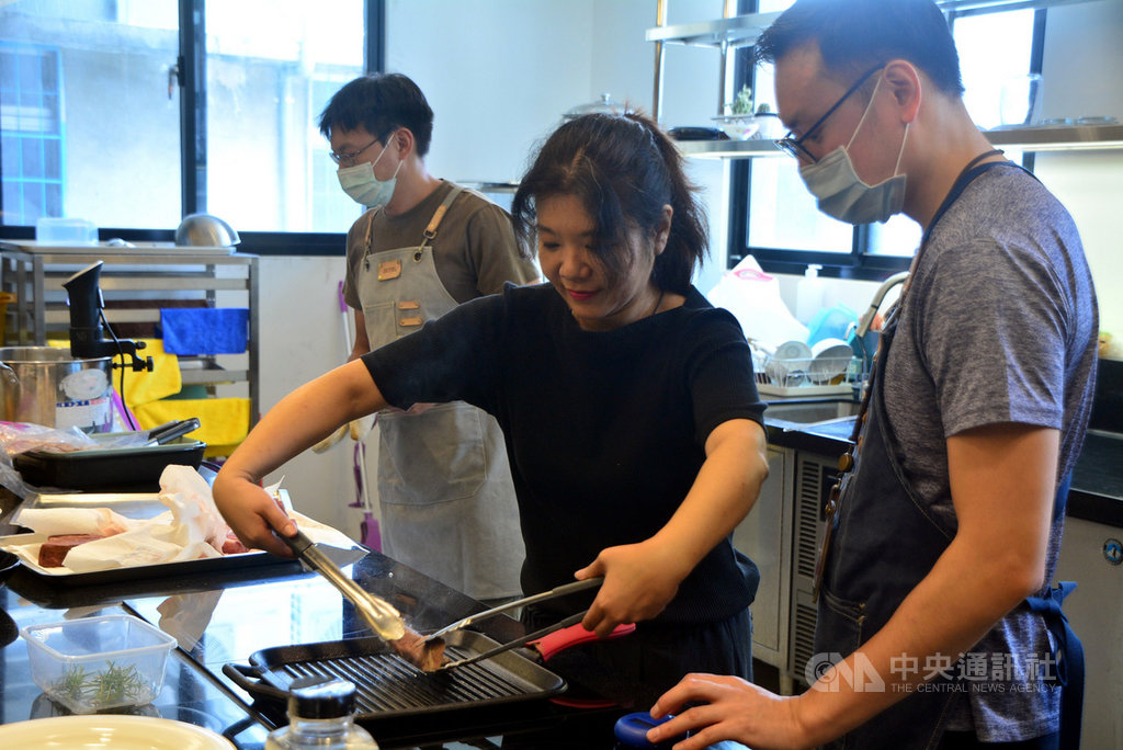 新北市板橋區一處共享辦公室是由老染織廠房轉型改造而成,開辦工業設計、手作皮件、廚藝教學(圖)等,協助斜槓青年開啟創業第一哩路。中央社記者黃旭昇新北攝 109年9月13日