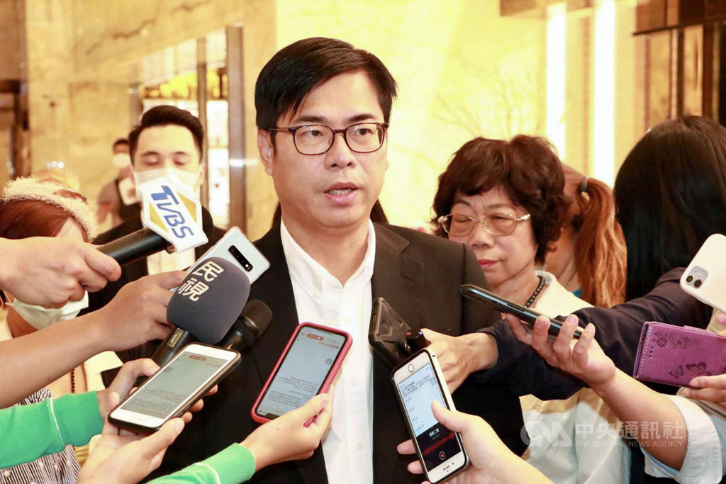 媒體工作者日前爆5名香港「反送中」抗爭者經東沙島抵達高雄,至今已遭扣近2個月。高雄市長陳其邁(中)13日表示,不方便評論證實個案。(高雄市政府新聞局提供)中央社記者洪學廣傳真 109年9月13日