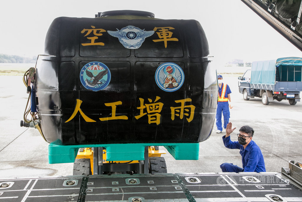 空軍常派遣C-130H運輸機實施人工增雨，危險程度卻相當高，因為任務必須在高空開艙不加壓情況下執行，可能使機組員面臨高空減壓症及飛機結冰造成不穩定的風險。（軍聞社提供）中央社記者游凱翔傳真 109年9月13日