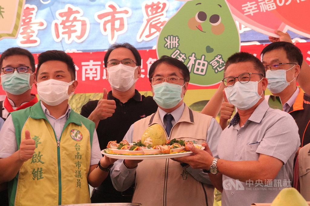台南市農會13日在東區的假日農市舉辦以文旦為主題的當季蔬果行銷展售會,市長黃偉哲(前排中)出席促銷,並示範製作文旦柚香稻禾壽司。中央社記者楊思瑞攝 109年9月13日
