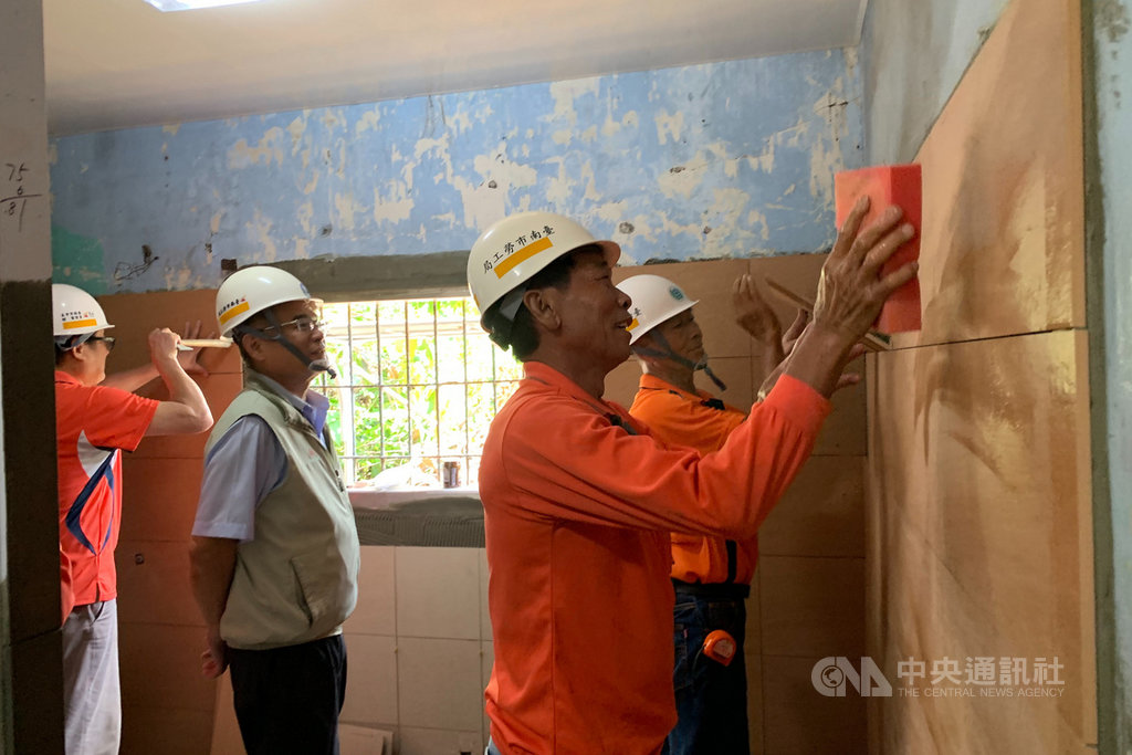 台南市政府勞工局長期結合各職業工會的修繕志工為弱勢修屋,油漆志工13日前往新營區為個案完成粉刷美化牆面。(台南市勞工局提供)中央社記者楊思瑞台南傳真 109年9月13日