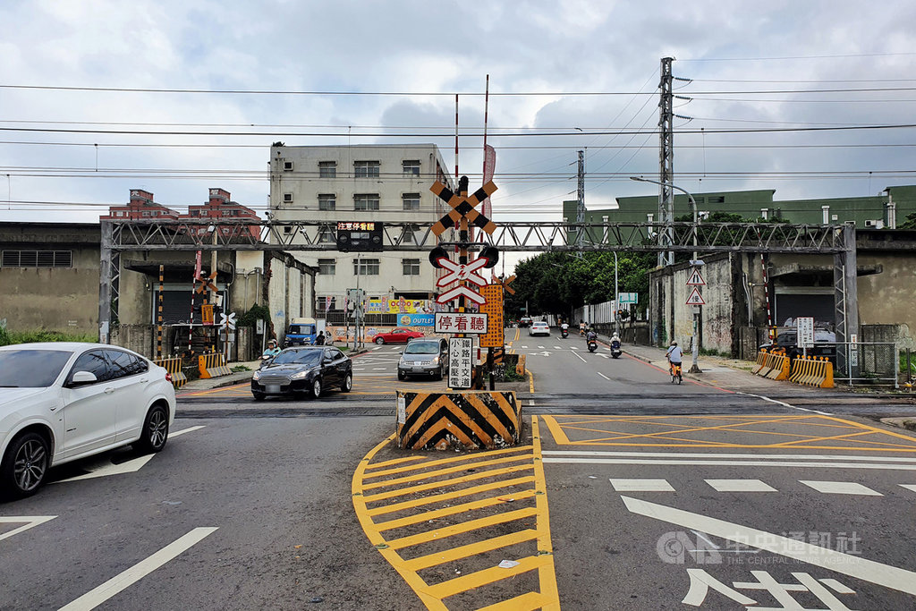 桃園中壢區一處平交道8月25日約有20多輛機車在平交道警鈴聲響起、號誌亮燈顯示但柵欄未放下時集體闖越,遭民眾拍攝檢舉,鐵路警察局台北分局桃園分駐所13日表示,在檢視影片及照片後共開出10張罰單,罰款總金額達新台幣67萬5000元。中央社記者吳睿騏桃園攝 109年9月13日