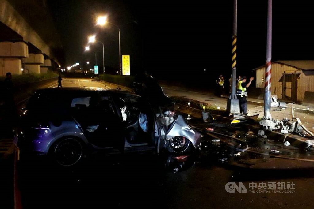 台南市歸仁區13日晚間發生汽機車車禍,並引發機車火警,警消獲報到場發現女騎士與5歲男童心肺功能喪失,10歲女童骨折,已都送醫救治,事故原因有待警方釐清。(讀者提供)中央社記者楊思瑞台南傳真 109年9月13日
