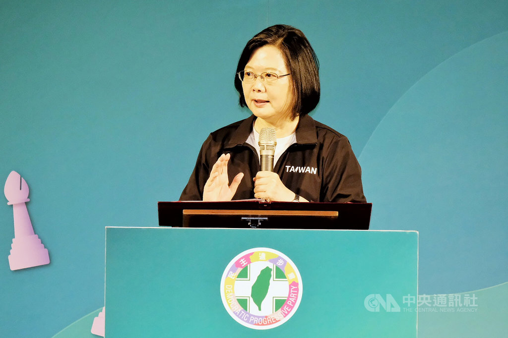 民主進步黨「大棋局!亞洲民主保衛站 兩岸及國際事務兵推營」閉幕式13日舉行,總統蔡英文出席表示,這次的兵推營中,有48名對國安領域充滿熱忱的年輕面孔,學員平均年齡只有25歲,大家都積極投入討論、激盪思想的火花,相信在充實緊湊的兵推訓練中,學員能深刻體驗到國安領域事務是極具挑戰性。中央社記者吳睿騏桃園攝 109年9月13日