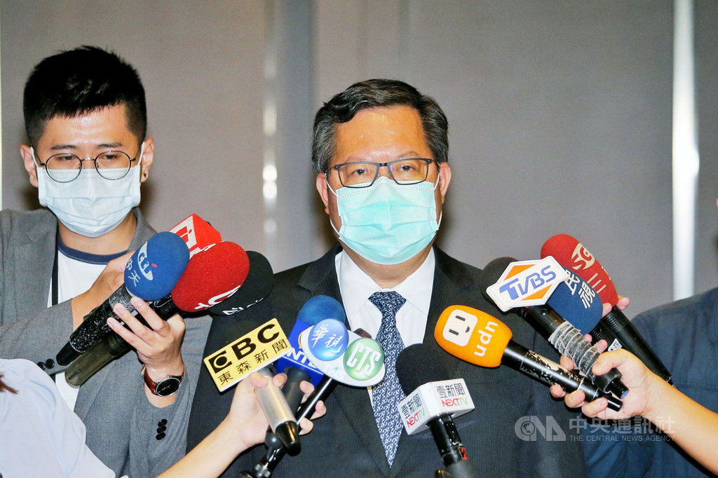 針對前立法院長王金平參加海峽論壇遭中國央視旗下「央視頻」稱為「求和」一事,桃園市長鄭文燦(右)13日表示,求和之旅不會帶來和平,也不會讓兩岸緊張降溫,更不會為台灣增加籌碼。中央社記者吳睿騏桃園攝 109年9月13日