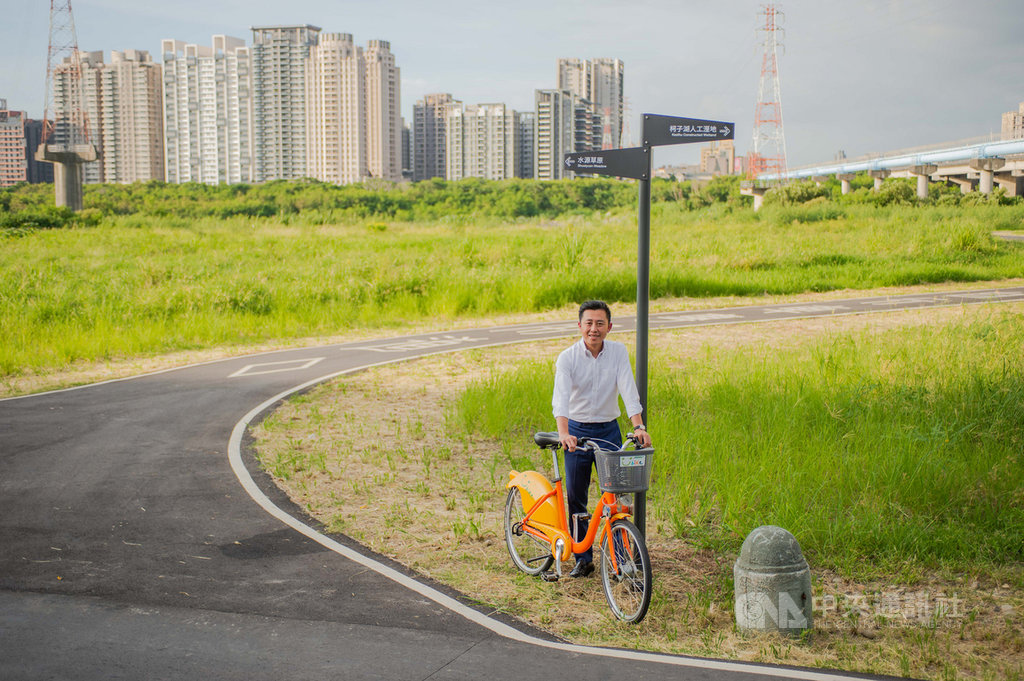 新竹市微笑水岸串連新竹左岸、新竹漁港等景點,市府近期設置指向標示、解說、景點資訊等服務系統,讓民眾能清楚周遭景點與方向,新竹市長林智堅13日到現場騎單車體驗,直呼「有了指標不迷路」。(新竹市政府提供)中央社記者魯鋼駿傳真 109年9月13日