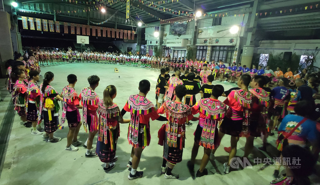 武漢肺炎(2019冠狀病毒疾病,COVID-19)疫情衝擊原住民傳統祭祀,台東縣政府原住民行政處基於部落自主,由部落自行決定是否辦理,鹿野鄉巴拉雅拜部落維持豐年祭但不開放迎賓。中央社記者盧太城攝 109年9月13日