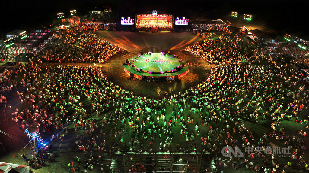 武漢肺炎影響民眾日常生活習慣,原住民族傳承百年的文化祭典不畏疫情照常舉行,花蓮縣政府每年舉辦聯合豐年節活動,吸引滿滿人潮。圖為千人共舞橋段。(花蓮縣政府提供)中央社記者張祈傳真 109年9月13日