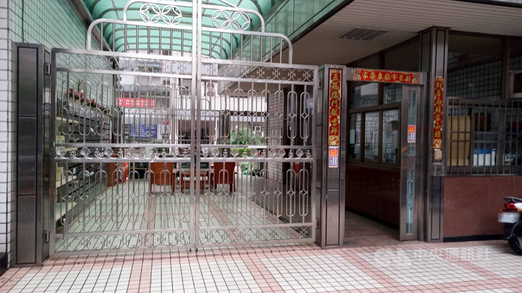 來自台中市的賴姓、盧姓男子2個家庭共6人,前往南投縣仁愛鄉武界栗栖溪河床露營,13日清晨因溪水暴漲沖走4人,鄰居得知消息相當難過。中央社記者蘇木春攝 109年9月13日