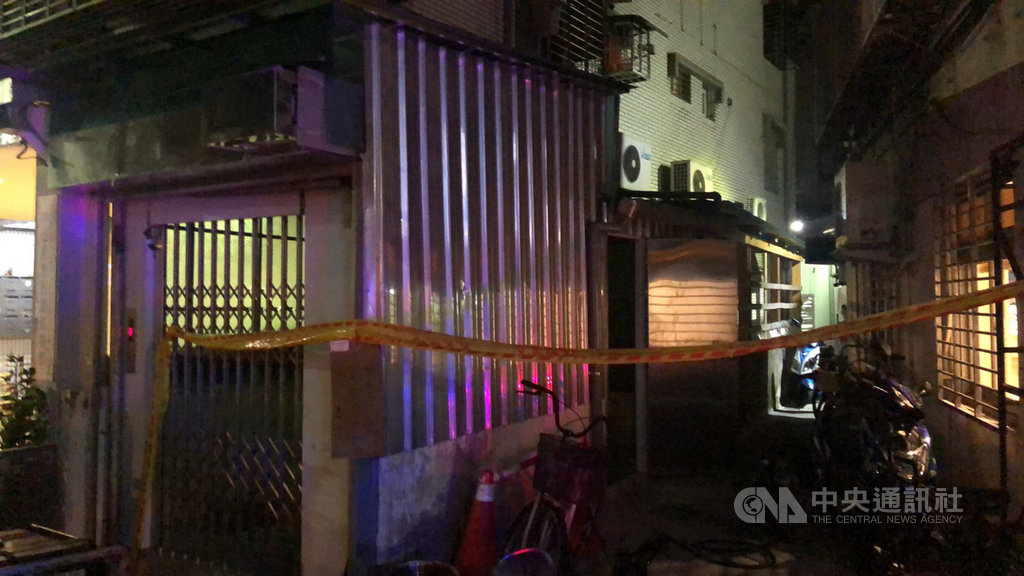 台北市警消13日晚間獲報,指中山區中山北路2段一處建物地下室發生一氧化碳中毒事件,經查現場疑因拍片需求而長時啟動發電機所致,警消立即協助將11人送醫治療,均意識清醒;另2人則由現場救護人員協助處置。(翻攝照片)中央社記者黃麗芸傳真 109年9月13日