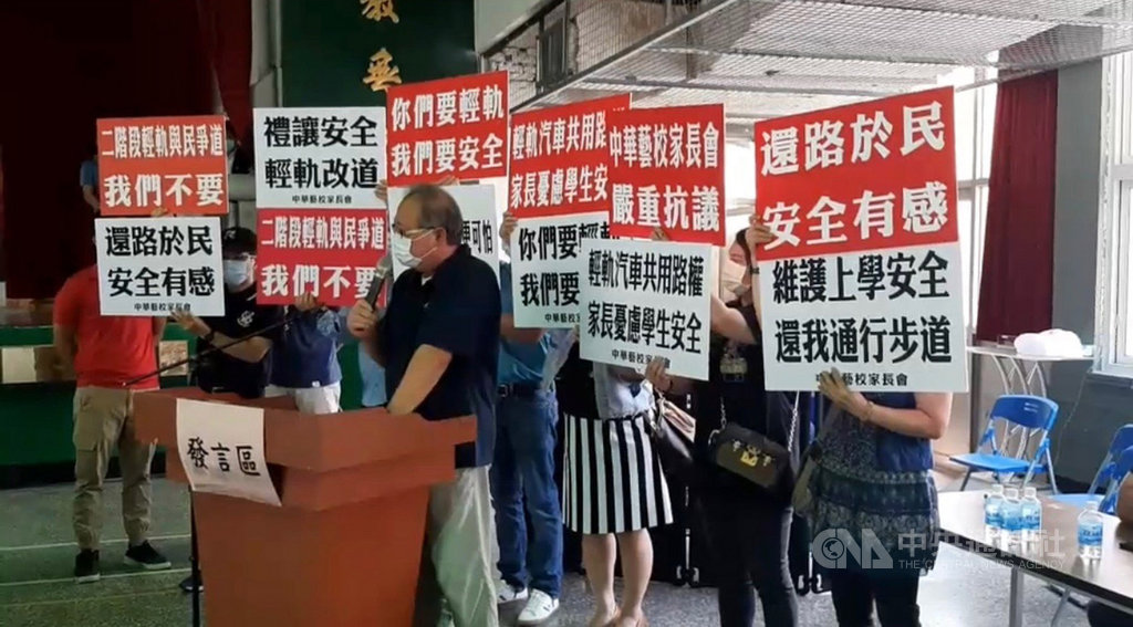 為解決高雄輕軌二階爭議路段問題,高雄市捷運局召開5場說明會,第5場說明會13日在大榮中學舉行,發言者多半持反對立場且砲火猛烈,除重申輕軌恐阻塞交通並帶來噪音,也對道路可能無法左轉提出疑慮。(中華藝校提供)中央社記者侯文婷傳真 109年9月13日