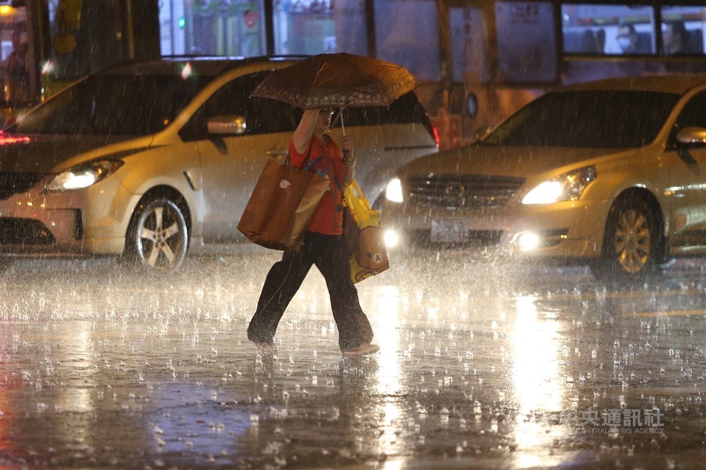 氣象局針對基隆市等3縣市發布豪雨特報,並表示13日晚間至14日北海岸及東北部地區有局部大雨發生的機率,提醒民眾注意。(中央社檔案照片)