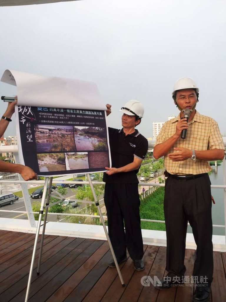 屏東縣政府地政處長李吉弘(右)12日晚間在家中突然倒下,送醫搶救無效,突然猝逝,讓許多縣府同仁震驚,屏東縣長潘孟安也在臉書悼念。(劉育豪提供)中央社 109年9月13日