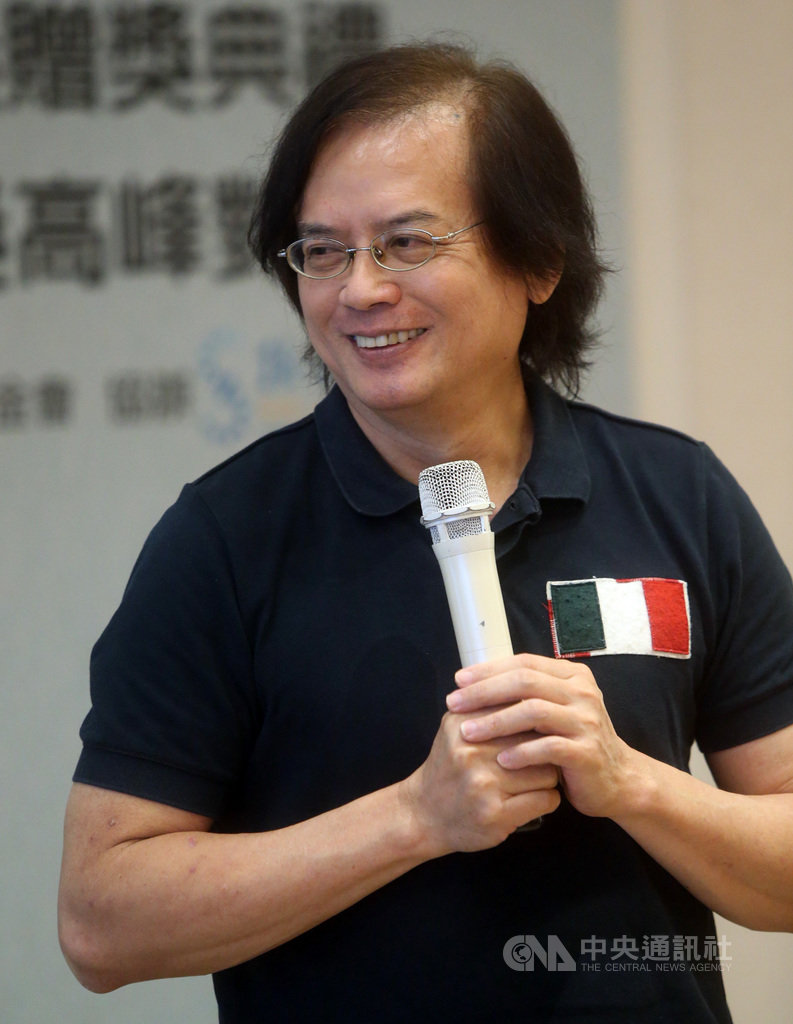 2020第7屆聯合報文學大獎13日舉辦贈獎典禮,作家張貴興以作品「野豬渡河」獲獎,張貴興表示,在「野豬渡河」中,他書寫關於祖父、父親在戰亂時期所發生的事,還有日本兵在砂拉越的作為。中央社記者鄭傑文攝 109年9月13日