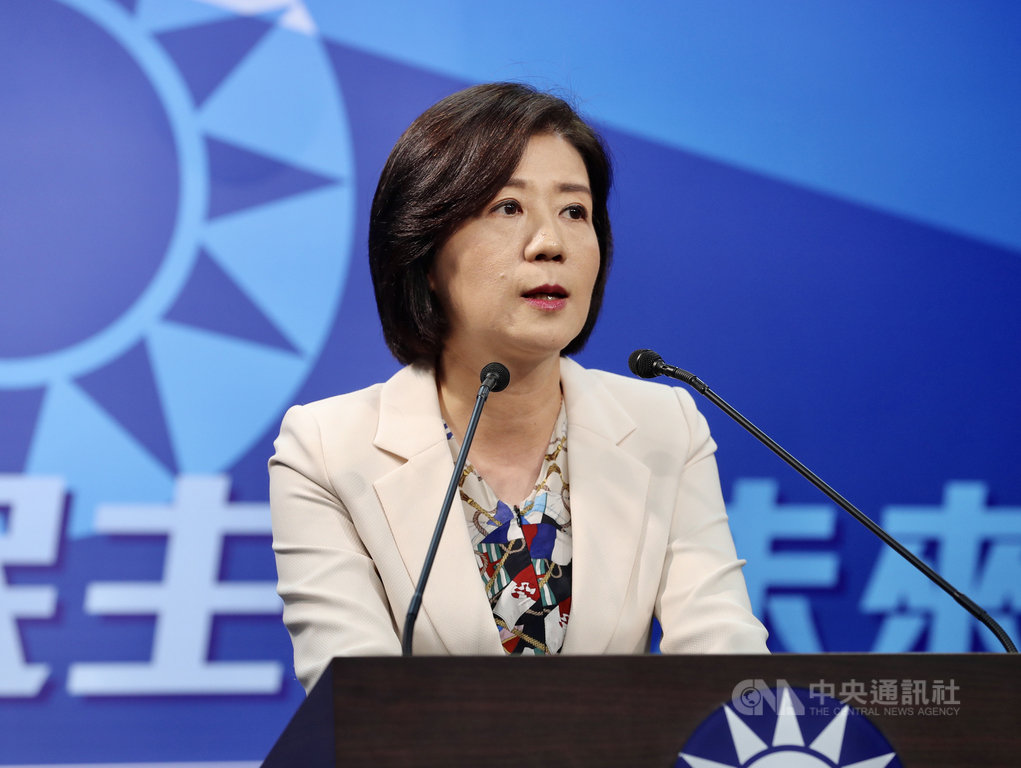 國民黨14日下午召開記者會,文傳會主委王育敏(圖)表示,國民黨原本宣布由前立法院長王金平代表率團出席海峽論壇,但因「央視頻」節目出現不當「求和說」,已讓交流美意變調,不利雙方的交流對話,國民黨不以政黨形式參加。中央社記者張皓安攝 109年9月14日
