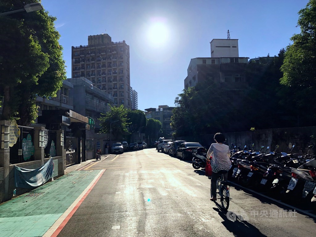 氣象專家吳德榮表示,15日起轉偏南風,各地天氣晴朗,高溫可升至36度以上,為「秋老虎」的天氣型態。(中央社檔案照片)