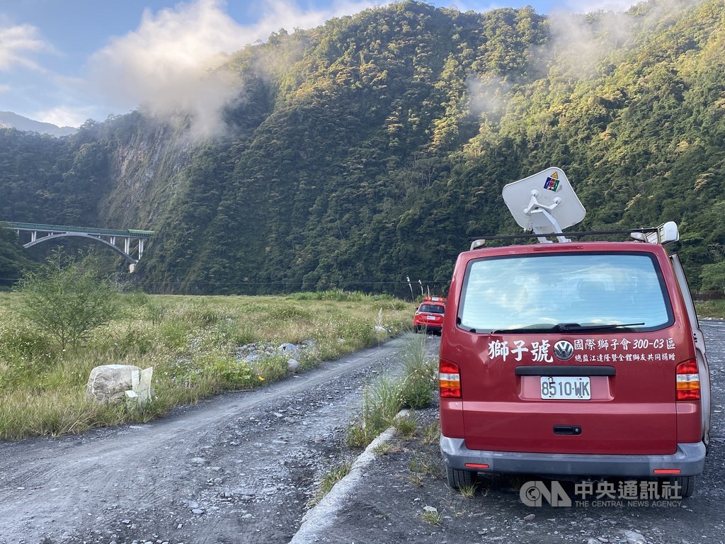 南投仁愛鄉栗栖溪傳出露營被溪水沖走造成4死,南投檢方13日前往大觀電廠調閱閘門維修紀錄及約談工作人員,認為值班人員蘇男對故障通報等有疏失。圖為消防局進行搜尋工作。中央社記者蕭博陽南投攝 109年9月14日