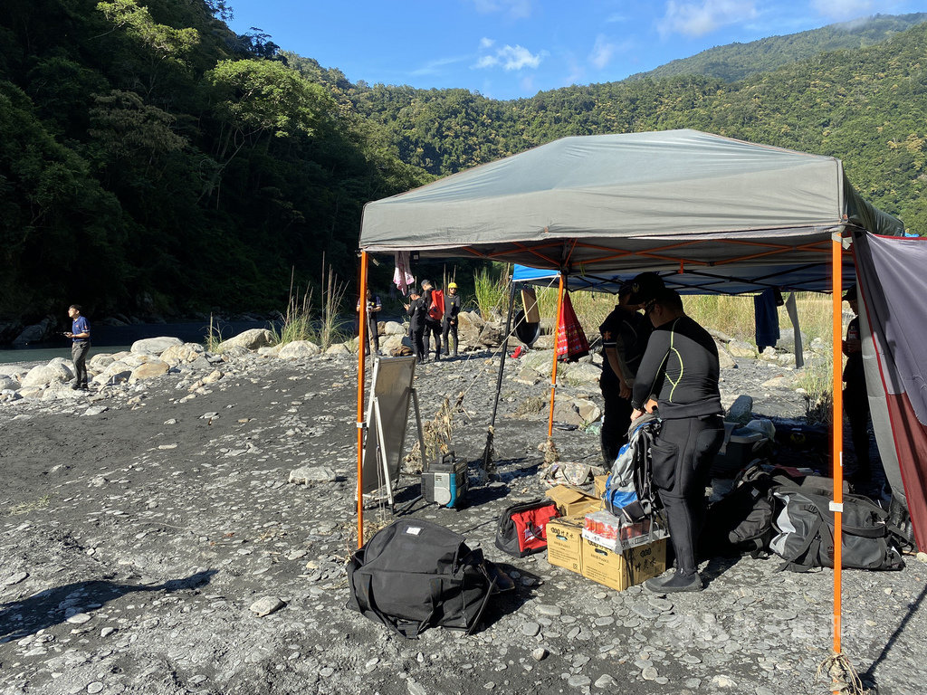 南投仁愛鄉13日發生露營被溪水沖走意外,造成3死1失蹤,消防局人員在意外發生地點的野炊帳篷設立前進指揮所,14日早上再度展開搜尋工作。中央社記者蕭博陽南投攝 109年9月14日