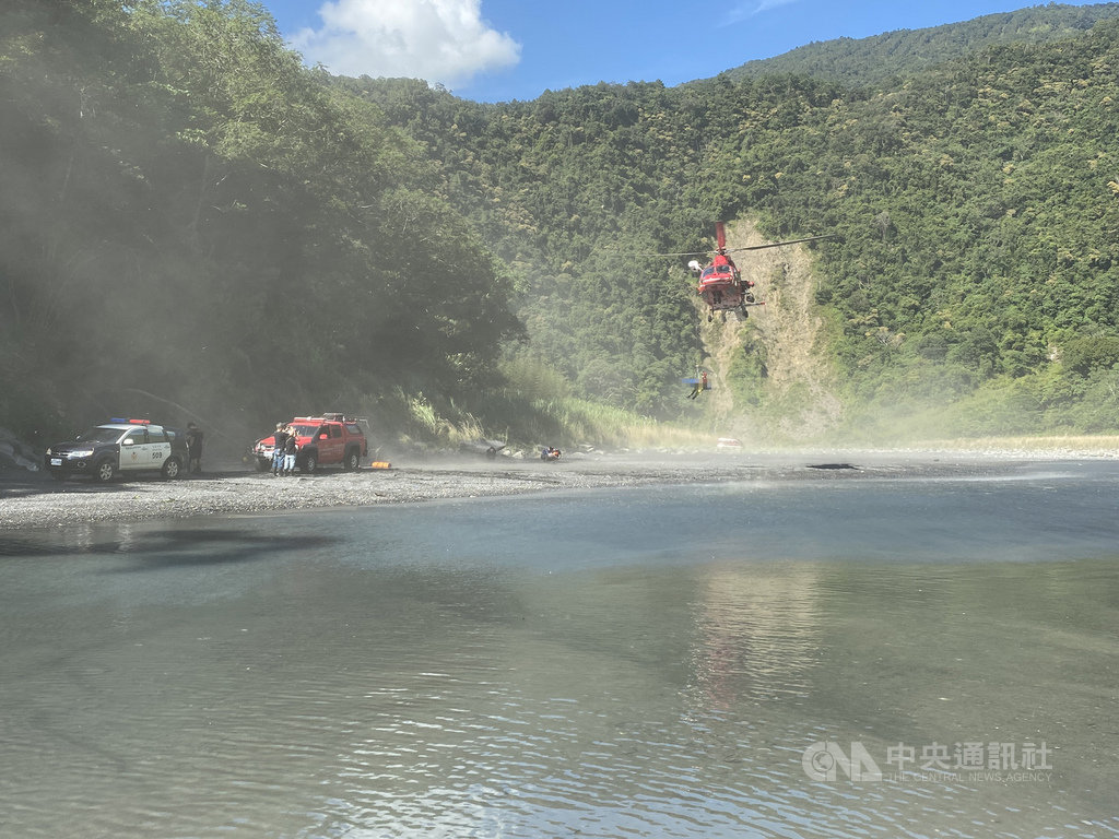 南投仁愛鄉13日發生露營被溪水沖走意外,南投縣消防局展開搜尋工作,14日上午8時30分左右找到失蹤的盧姓男子遺體,直升機將盧男遺體吊掛離開河谷。中央社記者蕭博陽南投攝 109年9月14日