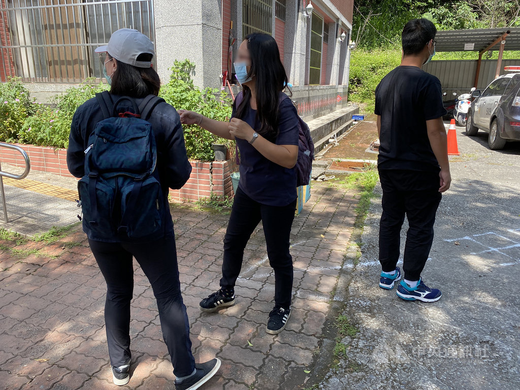 南投縣仁愛鄉發生溪邊露營被溪水沖走的意外造成4死,警消尋獲盧男遺體,盧妻(中)前往派出所認屍,表情哀戚。中央社記者蕭博陽南投攝 109年9月14日