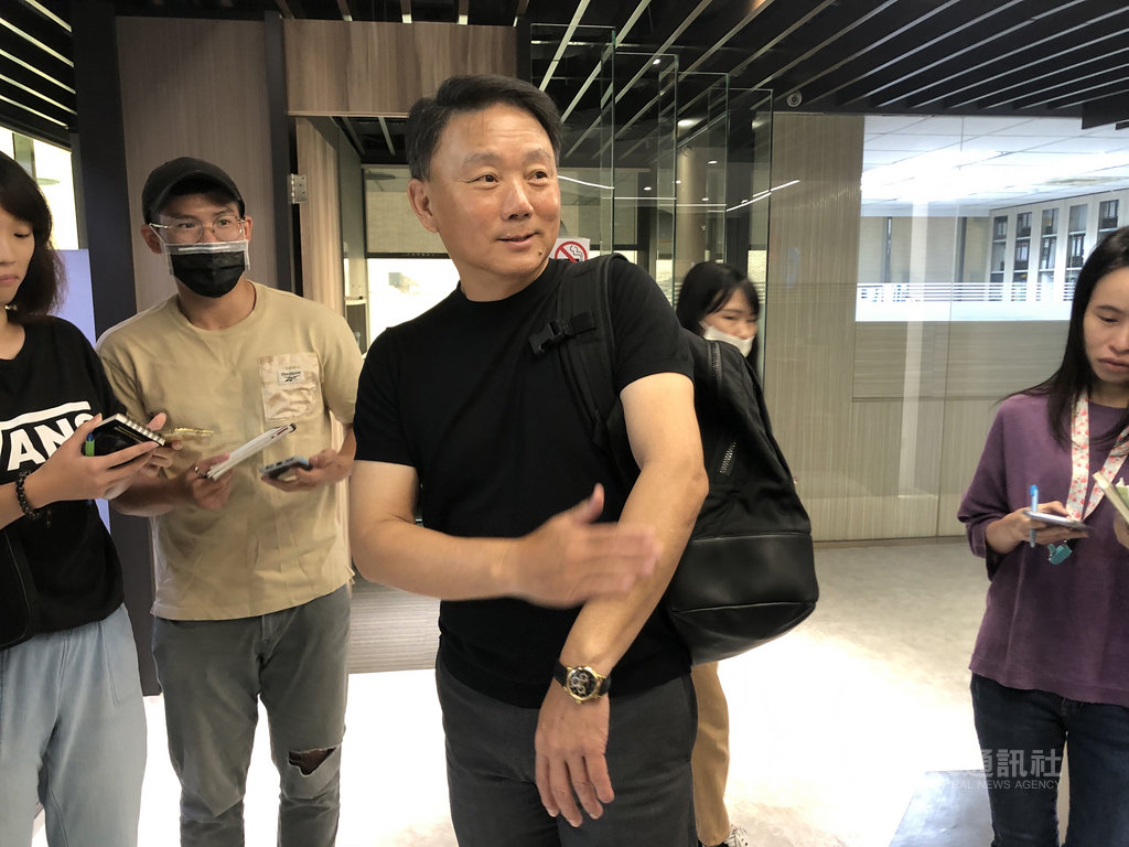 針對10日中信兄弟與樂天桃猿隊比賽本壘攻防爭議,中職14日召開總教練會議,會後被問起若之後比賽再發生類似狀況怎麼辦,富邦悍將隊總教練洪一中(中)說:「球先到不能撞、腳先到不能擋」。中央社記者謝靜雯攝 109年9月14日