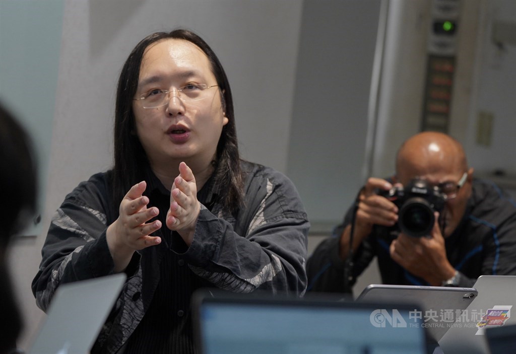 行政院政務委員唐鳳(前)對於是否會參選,她說,自己沒有黨派,跟所有黨派的人做朋友,比較不容易像傳統選舉,因為要動員一部分的人;「對我來講還是為所有人工作,是所謂公僕的公僕」。(中央社檔案照片)