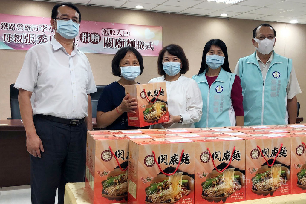 因公殉職鐵路警察李承翰的母親張秀珍(左2),1年內兒子及丈夫相繼離開,但她將大家對她的關懷化為大愛,捐贈關廟麵給低收入戶,14日由嘉義市長黃敏惠(左3)代表接受。中央社記者黃國芳攝 109年9月14日