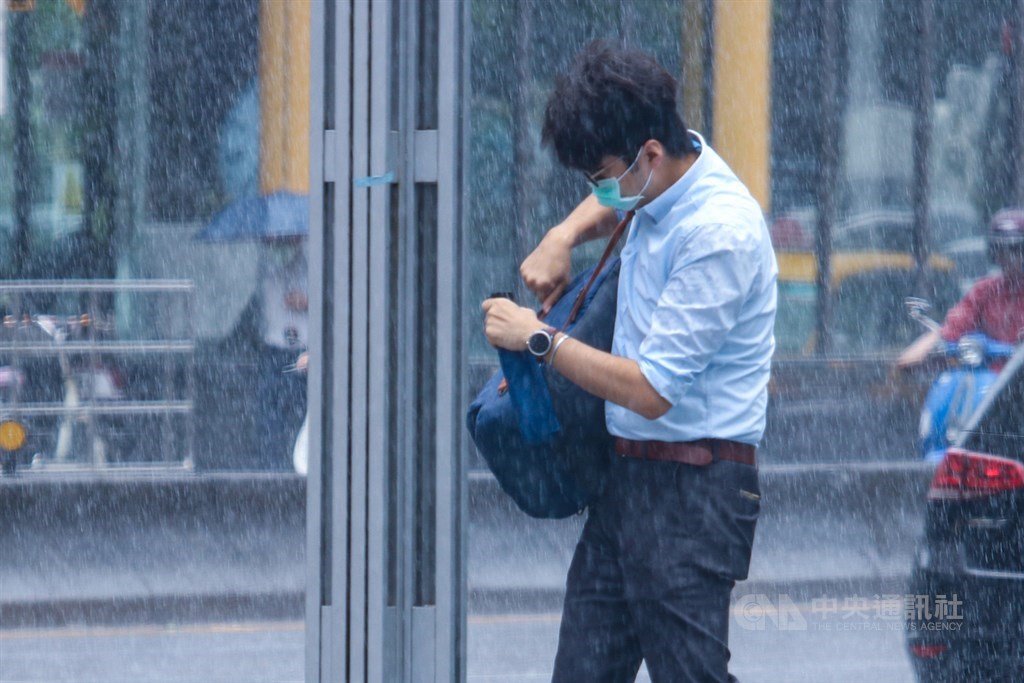 14日清晨持續偏東北風,大台北及東半部有局部短暫雷陣雨,其中基隆北海岸及宜蘭地區仍有局部大雨或短時豪雨發生的機率。(中央社檔案照片)