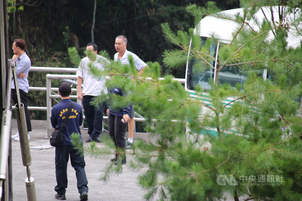 台灣電力公司大觀水力電廠武界壩閘門異常開啟放水,導致下游溪床野營民眾遭沖走釀4死,南投地檢署、警方鑑識小組14日由台電等人員陪同,再到武界壩調閱相關資料並到壩體區域採證。中央社記者蕭博陽南投攝 109年9月14日