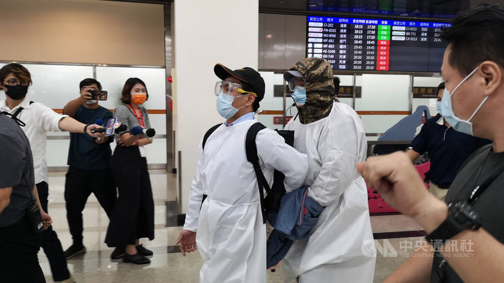 台北市光信里前里長朱雪璋(中)遭判刑6年後偷渡逃往中國大陸遭逮,對岸廈門公安局13日晚間依兩岸共打模式通知,刑事局將朱男押解返台,14日下午抵達松山機場。(民眾提供)中央社記者黃麗芸傳真 109年9月14日