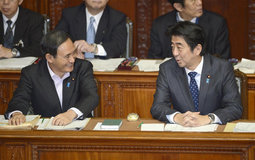 在台日關係上,外界評估菅義偉(左)擔任首相後,大致上會延續安倍(右)政府時期的方向,繼續維持與台灣的友好關係。(共同社)