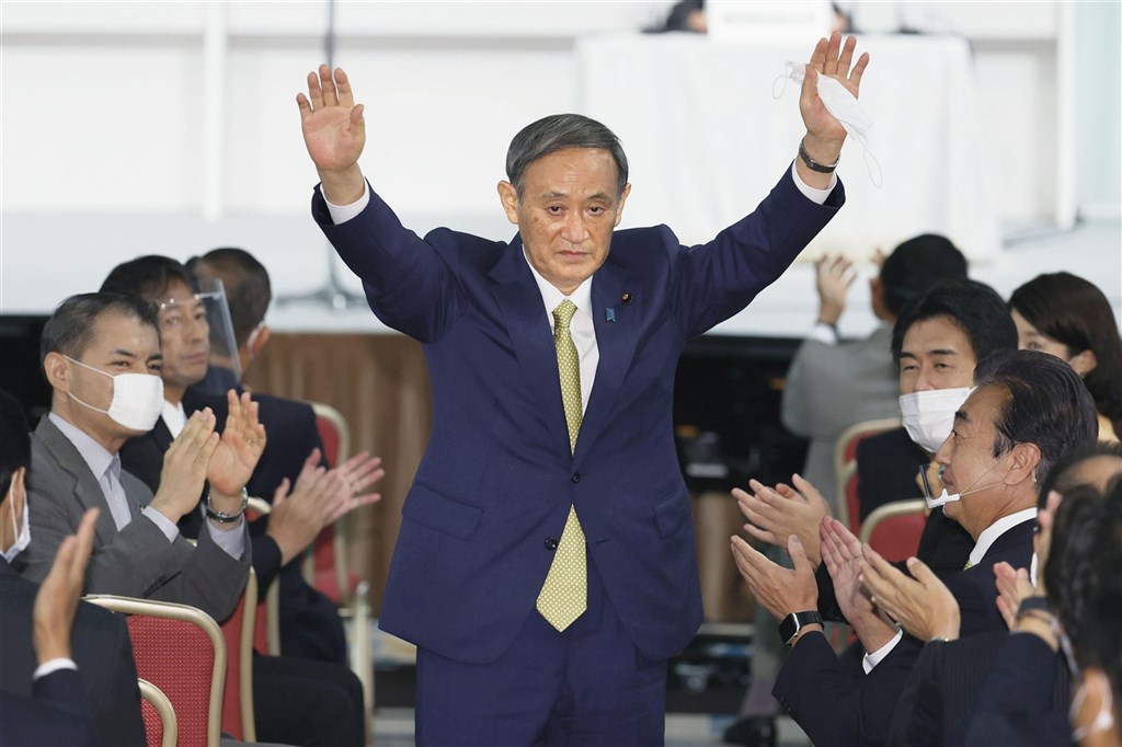 日本執政黨自民黨14日舉行新任總裁選舉,菅義偉(中)一如外界預期順利當選,並將在16日召集的臨時國會被選為新任首相。(共同社)