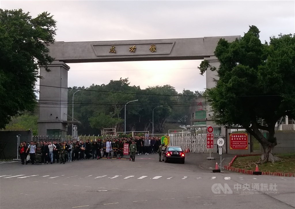 陸軍第六軍團林姓士官長13日凌晨在成功嶺營區自3樓墜樓,雙手及骨盆受傷,送醫後意識清楚無大礙。這是成功嶺近1個月內第三起墜樓案。圖為到成功嶺營區新訓的士兵。(中央社檔案照片)