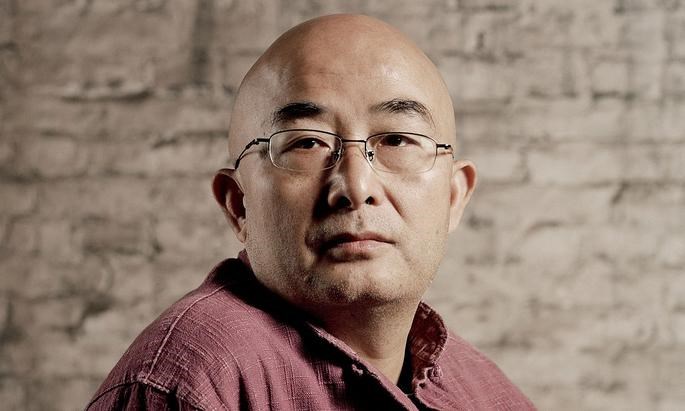 六四天安門事件見證者、中國流亡作家廖亦武以獨特的紀實小說筆法,把中文資料編織進故事情節,寫成「當武漢病毒來臨」一書,為時代留聲。(圖取自廖亦武臉書facebook.com)