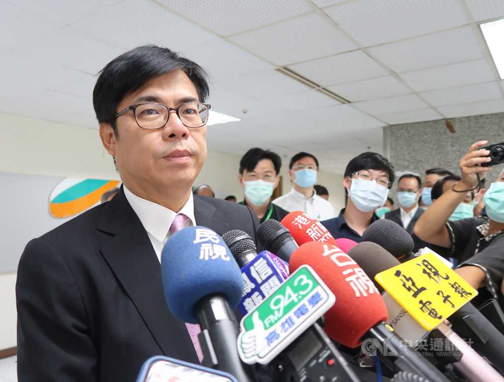 對於國民黨取消前往參與海峽論壇,高雄市長陳其邁(左)15日受訪表示,近期中國飛機在台灣西南海域上空繞來繞去,造成安全威脅,值此時間點國民黨又想組團去中國,還被奚落是求和,「我覺得對國民黨來講,這個是賠了夫人又折兵的作法,能夠浪子回頭也是好事一樁」。中央社記者王淑芬攝 109年9月15日