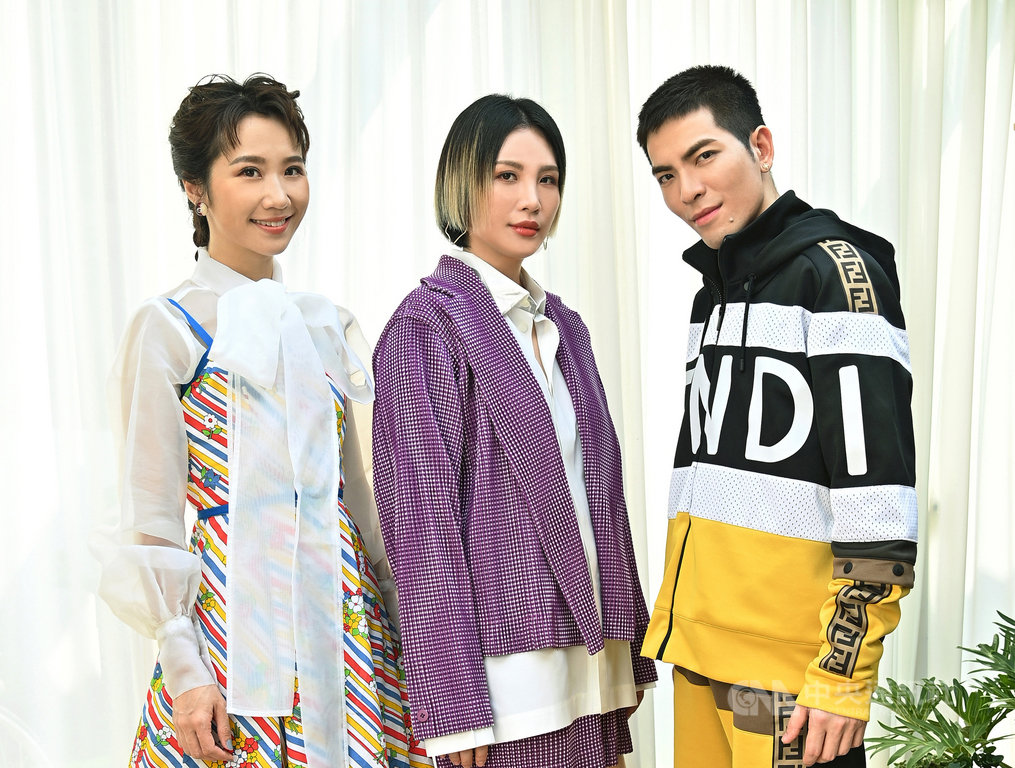 第31屆金曲獎15日推出宣傳短片「金曲世家」,今年獨挑大梁擔任頒獎典禮主持人的歌手魏如萱(中)飾演新房客,擔任第29屆、第30屆典禮主持人的蕭敬騰(右)和Lulu黃路梓茵(左)則分別飾演學長、學姐,魏如萱要向兩位「前輩」請益。(台視提供)中央社記者葉冠吟傳真 109年9月15日