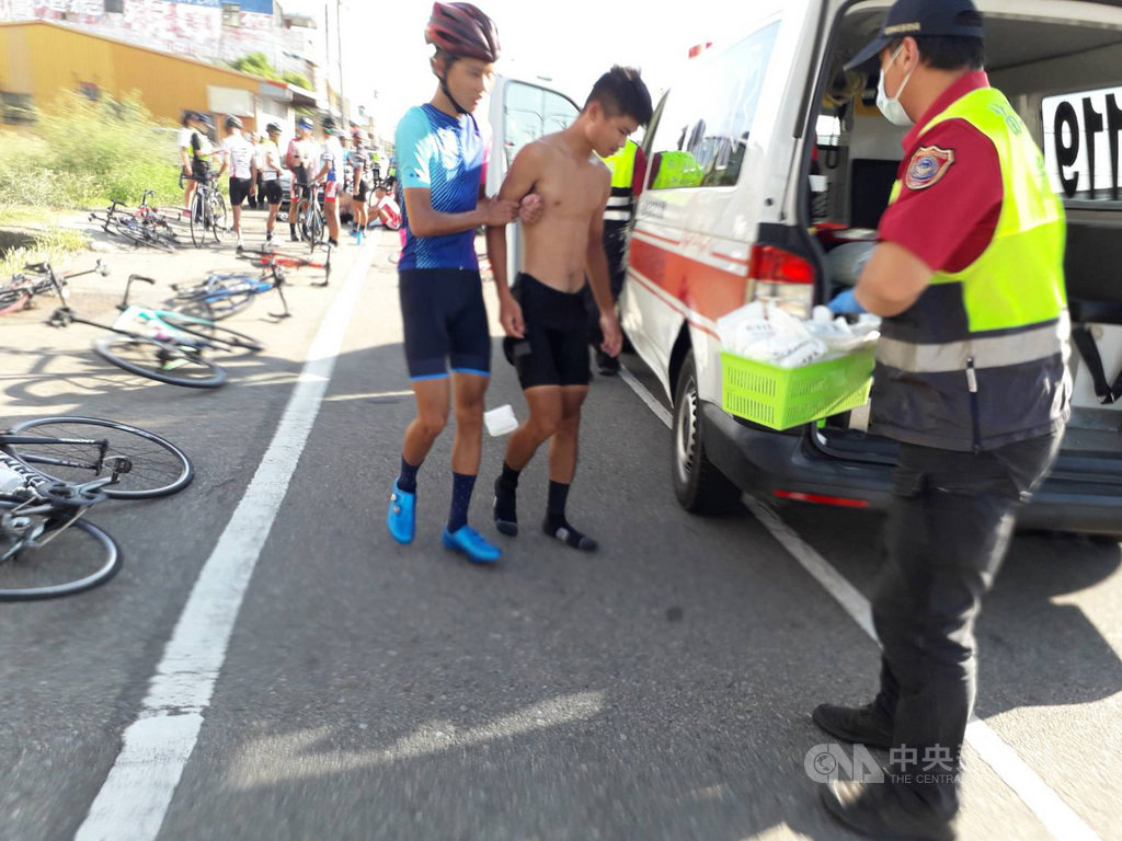 通霄警分局15日指出,新竹一所高中自行車校隊行經台1線北上138公里處,疑似為了閃避前方突然轉彎車輛,多部自行車撞成一團,所幸5名受傷學生並無大礙。(通霄救難協會提供)中央社記者管瑞平傳真 109年9月15日