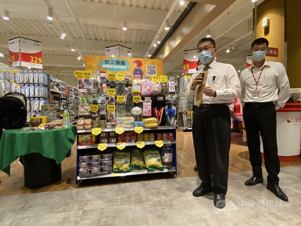 媒體報導,新身分證得標廠商疑以不實「防偽認證」證書取得標案。內政部長徐國勇(右2)15日到賣場巡視防災專區時表示,此案交由中央印製廠處理,包括發包作業在內,所以相關問題中央印製廠都會對外澄清、說明。中央社記者黃麗芸攝 109年9月15日