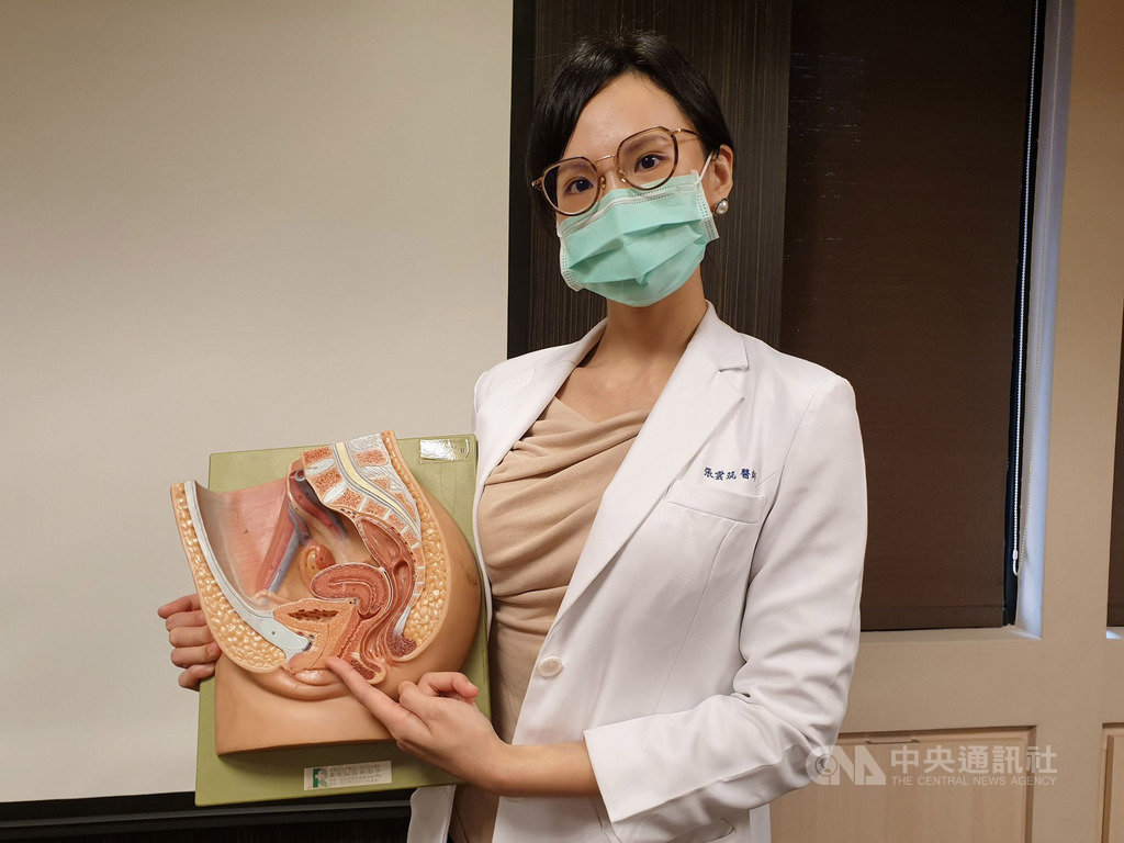 骨盆底肌肉筋膜炎發生是因過度或不當使用骨盆底肌肉群,造成肌肉僵硬、疼痛、筋膜缺氧沾黏、血液循環不佳,書田診所泌尿科主治醫師張雲筑(圖)提醒,愛翹腳、習慣半蹲尿尿女性都是此疾高風險群。中央社記者陳偉婷攝 109年9月15日
