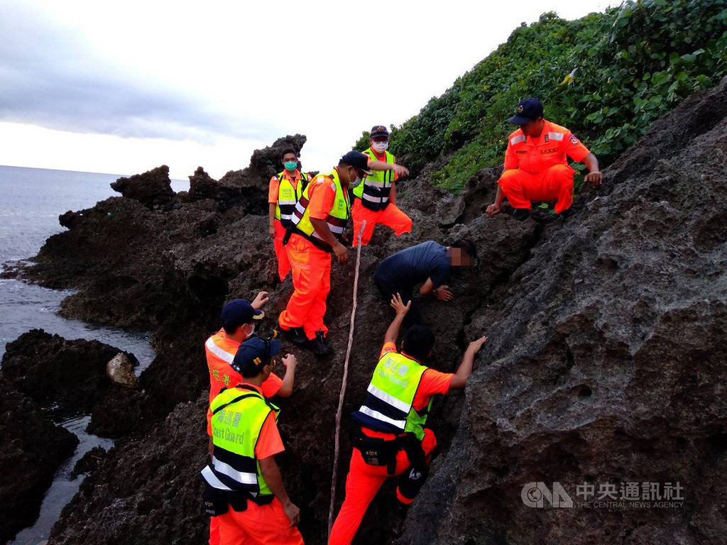 載著30多名越南偷渡客的恆春籍漁船,15日凌晨企圖從墾丁後壁湖上岸,被海巡單位發現,截至中午逮捕22人。圖為海巡人員持續搜索逃逸偷渡客。(海巡署提供)中央社記者郭芷瑄傳真 109年9月15日