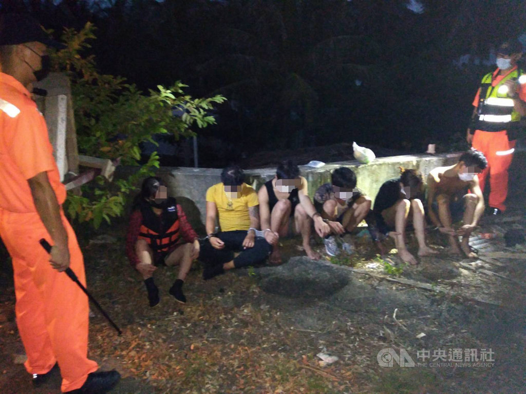 30多名越南偷渡客15日凌晨企圖從墾丁後壁湖上岸,被海巡單位發現,部分穿著救生衣跳船泅泳登岸逃逸;海巡逮捕船上及岸際偷渡客,另外,包括船長在內的5名船員也被逮捕。(海巡署提供)中央社記者郭芷瑄傳真 109年9月15日