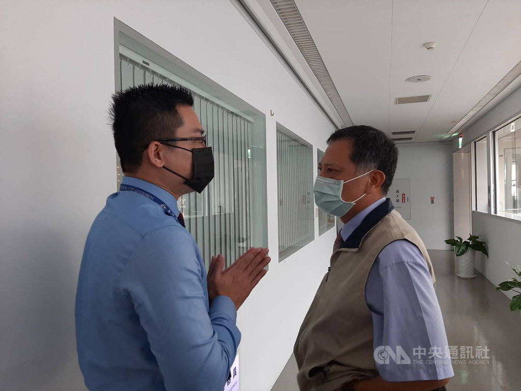台中市政風處長詹政曇(右)上任至今遲未獲市長盧秀燕接見及布達,15日欲出席市政會議,被台中市研考會主委吳皇昇(左)婉轉請回。中央社記者郝雪卿攝 109年9月15日