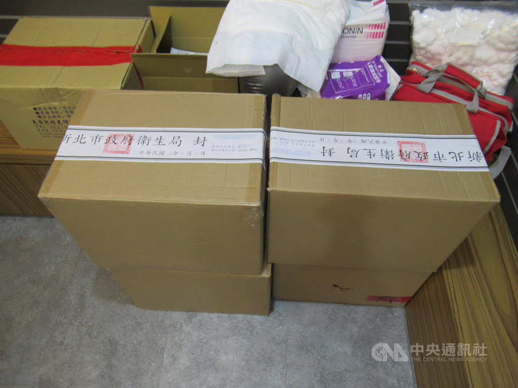 新北市政府衛生局查獲勤達醫療器材公司涉進口中國生產的口罩,檢調目前已封存6萬多片,同時也在清查其他口罩實際流向、數量。(衛生局提供)中央社記者王鴻國傳真 109年9月15日