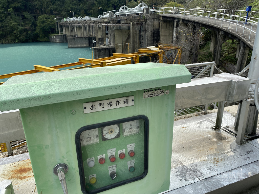 武界壩閘門異常開啟放水釀4死,台電大觀發電廠15日說,既然遙控可能有問題,武界壩11座遙控閘門動力電源全切除,若需排洪,相關人員一定要到閘門旁「水門操作箱」(圖)操作並監視。中央社記者蕭博陽南投攝 109年9月15日